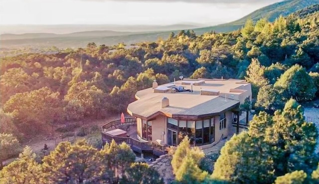 Family friendly adobe w/Hot Tub, 20 min to Taos Ski Valley - Hiking & Skiing