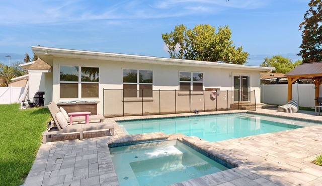 Family friendly and spacious with heated pool, AC, W/D and close to Gulf beaches