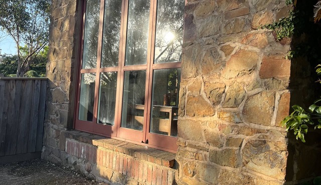 Family friendly apartment walking distance to Castlemaine’s restaurants.