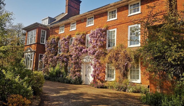 Family friendly apartment on top floor of Norfolk mansion close to all amenities