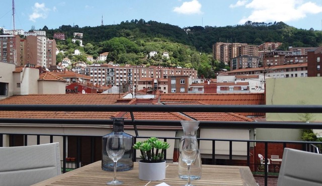 Family-Friendly Apartment w/All Essentials Near Bilbao's Historic Sites