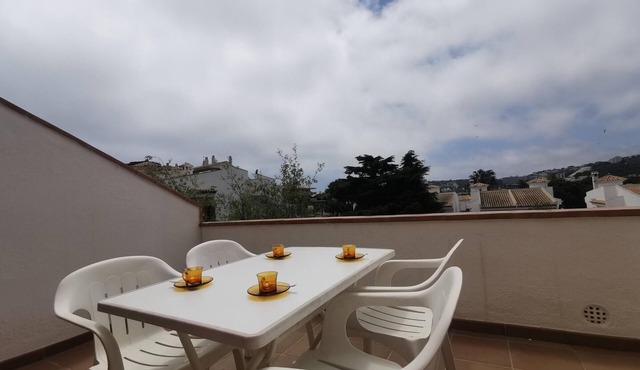Family-Friendly Apartment with Pool, AC, Tennis & Near Beach in S'Agaró, Costa Brava