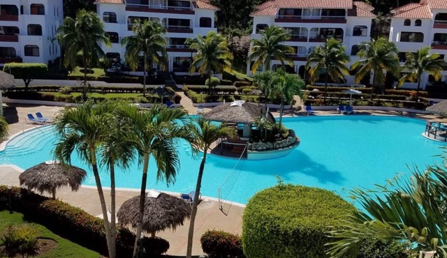 Family friendly apartment close to shops, beaches and extremely large pool