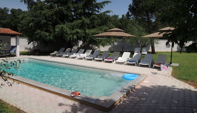 Family-friendly apartment for 4 - 8 people with salt water pool and parking