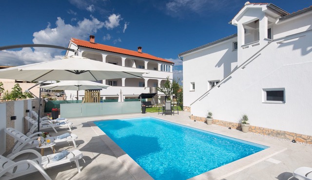 Family-friendly apartment LiJan °3 with heated salt water pool and sea view