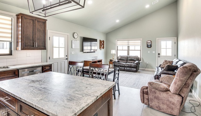 Family-friendly Apt w/Lake Views in Ponca City!