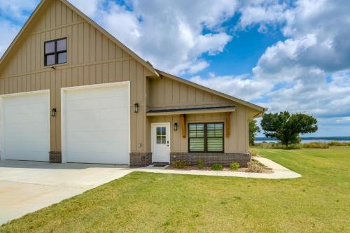 Family-Friendly Apt with Lake Views in Ponca City!
