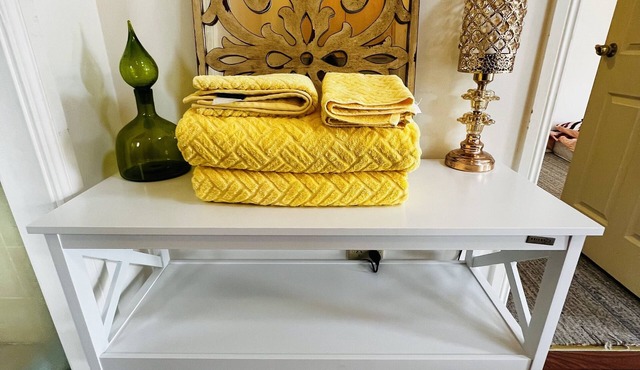 Family friendly 2 bedroom retreat with a Swimming Pool