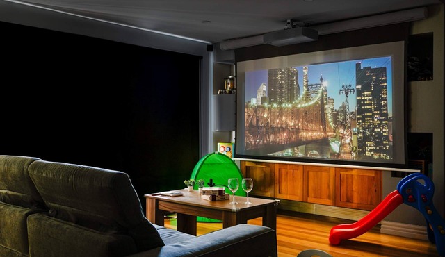 Family-Friendly 2BR Home Near Eastland BBQ, Toys & Free Parking