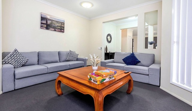 Family Friendly Varsity Lakes Stay Near Burleigh, Lake & Beaches