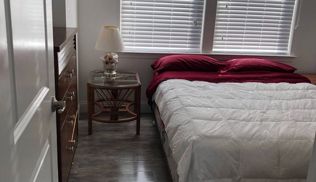 Family-Friendly Beach Cottage, sleeps 10!