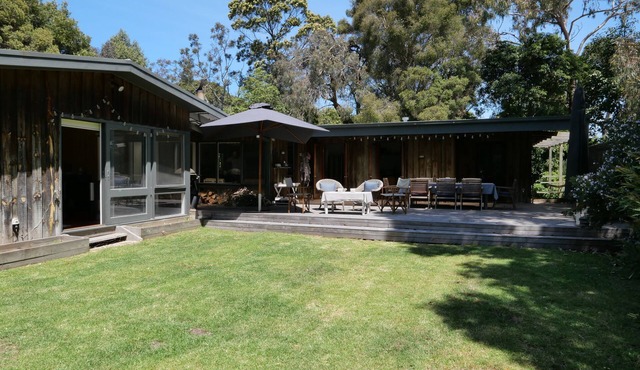 Family friendly beach house 5 mins walk from beach & yacht club.