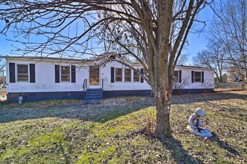Family-Friendly Bernice Home 2 Mi to Lake and Park!