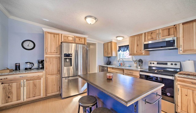 Family-Friendly Bernice Home: 2 Mi to Lake & Park!