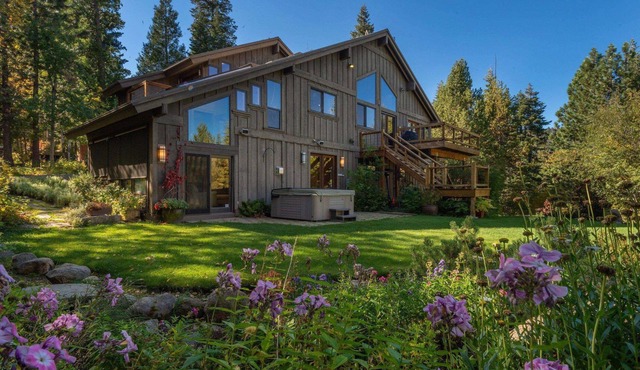 Family Friendly! Big backyard! Hot tub!