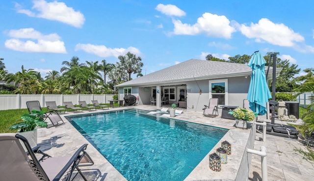 Family-Friendly Bradenton Home with Private Pool and Games - No Bad Daze