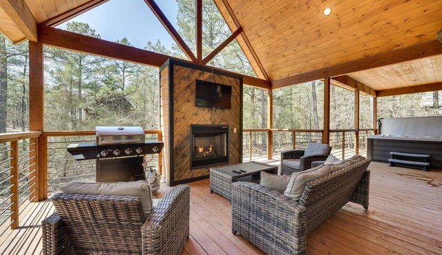 Family-Friendly Broken Bow Cabin Rental w/Hot Tub