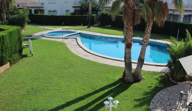 Family-friendly bungalow complex with a lot of green and a large pool