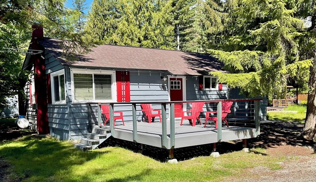 Family‑Friendly Bungalow & Bunk House Sleeps 10 Steps from Priest Lake