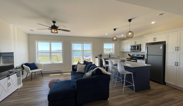 Family Friendly Cottage- Only a 5 Minute Walk From Beautiful North Shore Beach