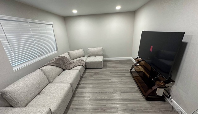 Family friendly. cozy 2 bedroom apt budget friendly!also 20 min from downtown!