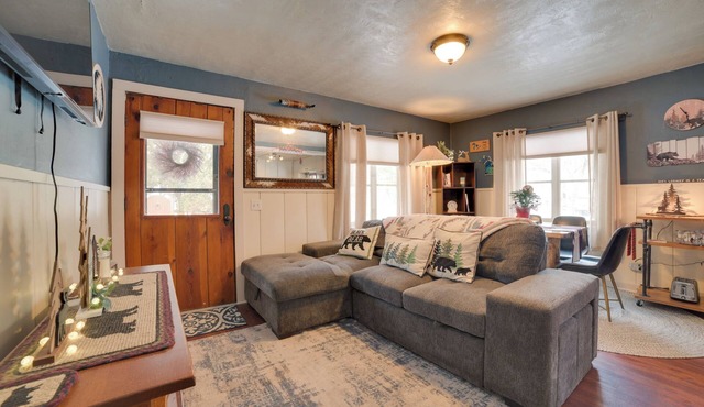 Family-Friendly Cabin: Walk to Lake Access!