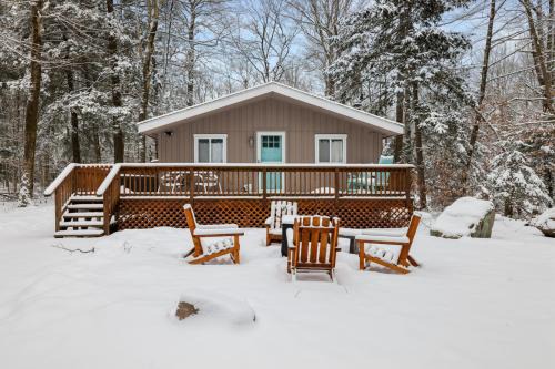 Family Friendly Cabin With A Firepit And A Hot Tub In Heart of Poconos