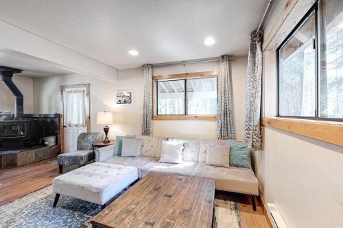 Family friendly Cabin with a Private Hot Tub & Private Grill
