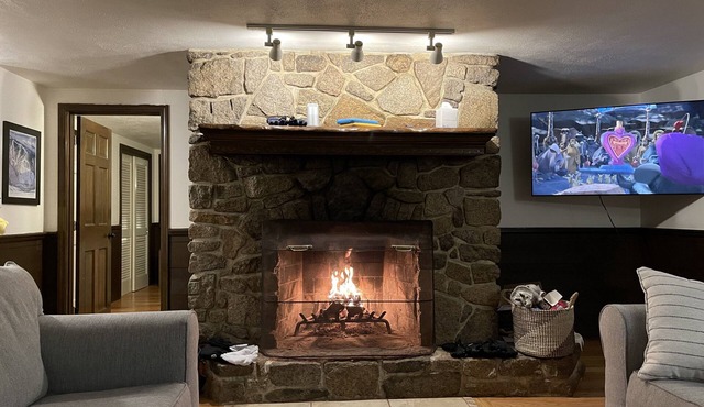 Family friendly cabin in North Conway - walk to Echo Lake & Cathedral Ledge!