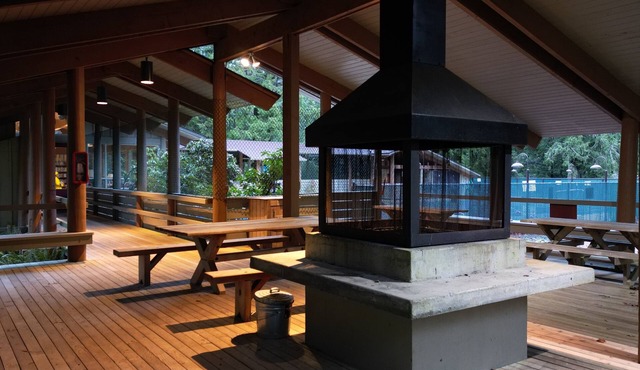 Family friendly cabin nestled in the trees and walking distance to beach.