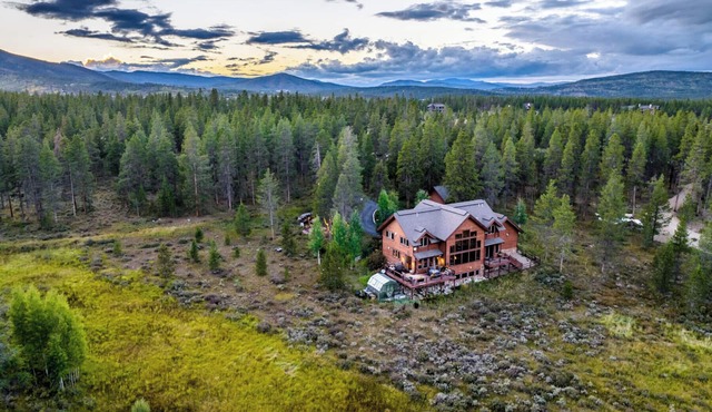 Family-friendly cabin near Winter Park w/hot tub