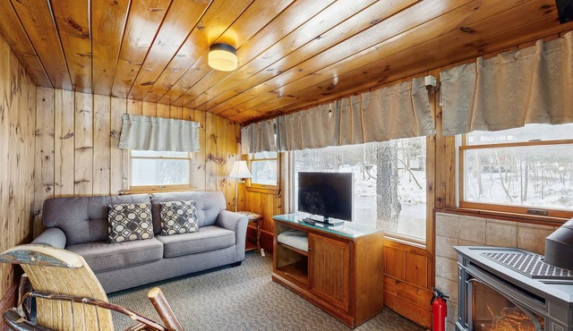 Family-Friendly Cabin w/Shared Pool, WiFi, & Kitchenette - Close to Attractions