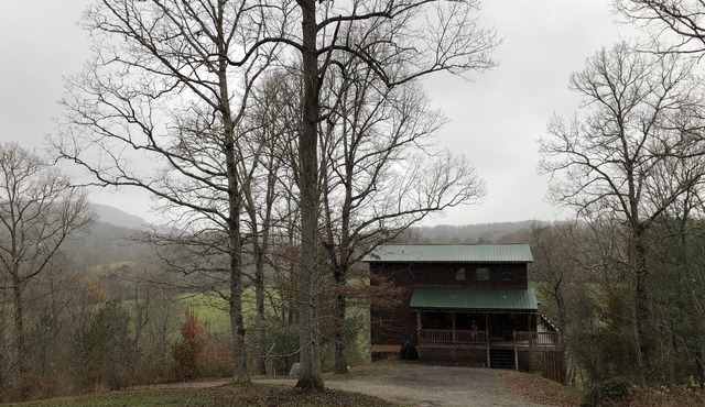 Family-friendly cabin, with mountain views and tranquil creek near Blue Ridge