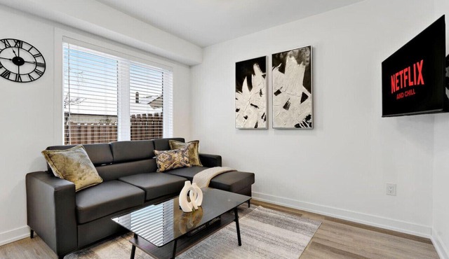 Family Friendly Canal Front 3BR with BBQ and Sleeps 8 guests