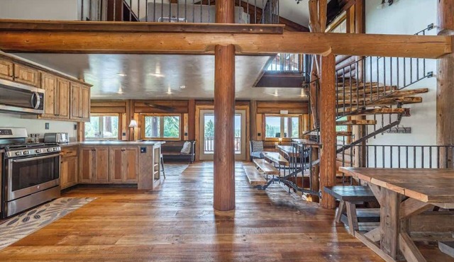 Family-Friendly Chalet:BBQ, WiFi,Games& Mtn Views!