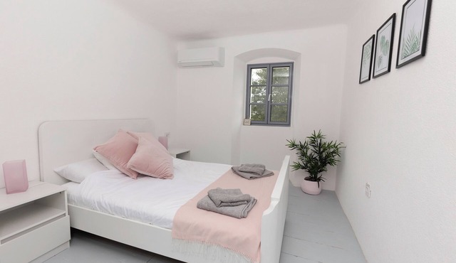 Family friendly, charming 3 bedroom house with AC and WIFI in beautiful Nerezine