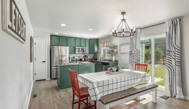 Family Friendly Charming +Clean 5 Bedroom House,