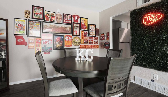 Family-Friendly Chiefs themed Apt: 2 King Beds