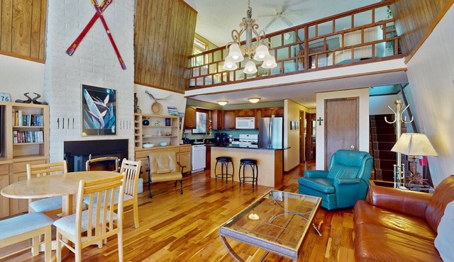 Family Friendly Close to Midtown FP Mountain Views