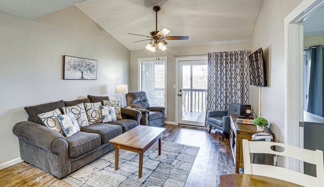 Family-Friendly Condo: 1 Mi to Silver Dollar City!