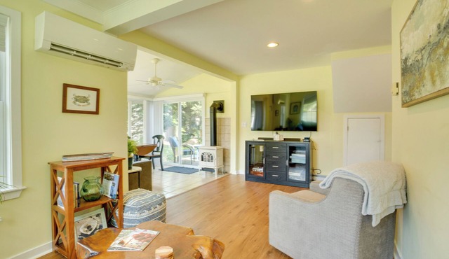 Family-Friendly Cottage, Walk to the Beach!