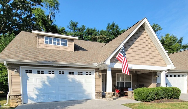 Family friendly cottage 2 minutes from the Parkway!