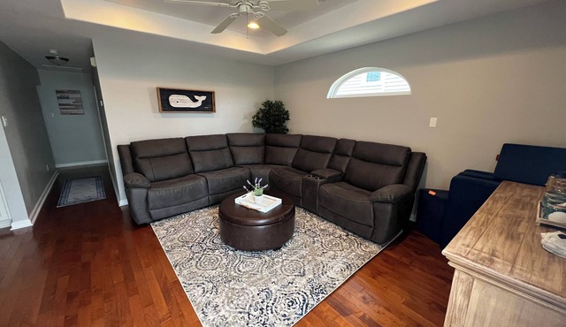 FAMILY FRIENDLY. Comfy. Cozy. Clean! 300 Steps to the Beach.