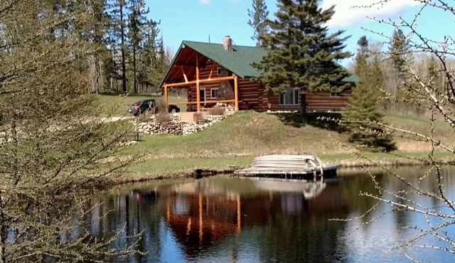 Family friendly comfy log lodge and pond.