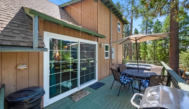 Family-Friendly Comfort at "A Frame Cottage" w/AC & SPA