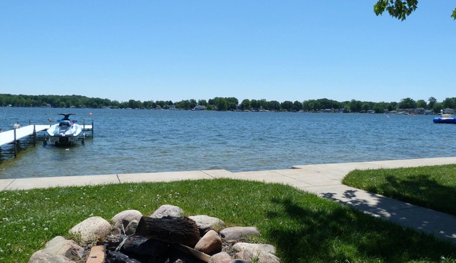 Family-friendly Comfortable Lakefront Cottage on beautiful Lake George