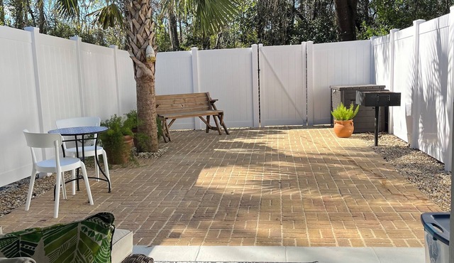 Family Friendly Condo minutes to beach w/large pool and private outdoor space.