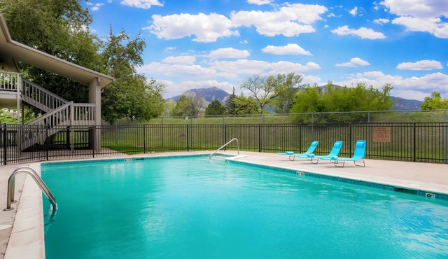 Family Friendly Condo w/POOL, 4 miles to Pearl St/Flatirons & Hiking