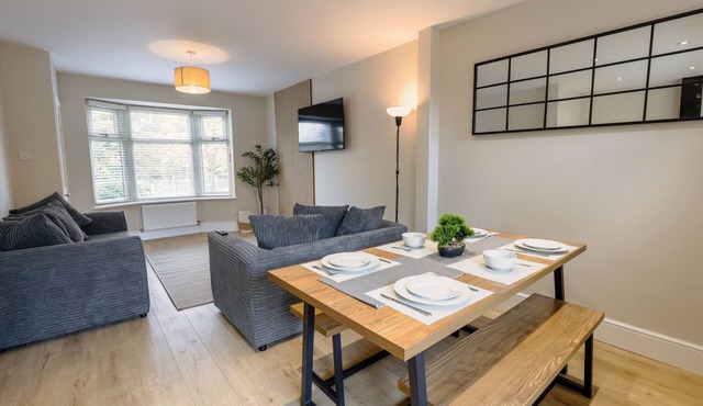 Family-Friendly Cosy Newly Renovated Home in Runcorn Cheshire Chester Liverpool