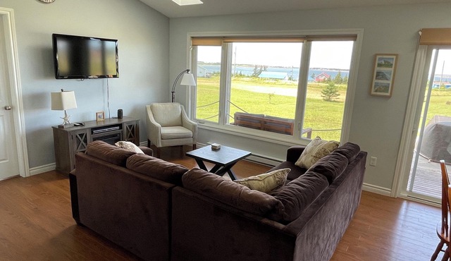 Family friendly cottage with water view- Minutes from Thunder Cove Beach